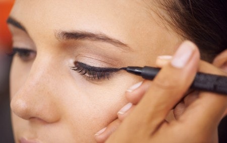 How to Apply Eyeliner: A Handy Trick for the Perfect Cat Eye Flick
