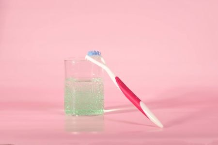 How to Use a Tongue Scraper