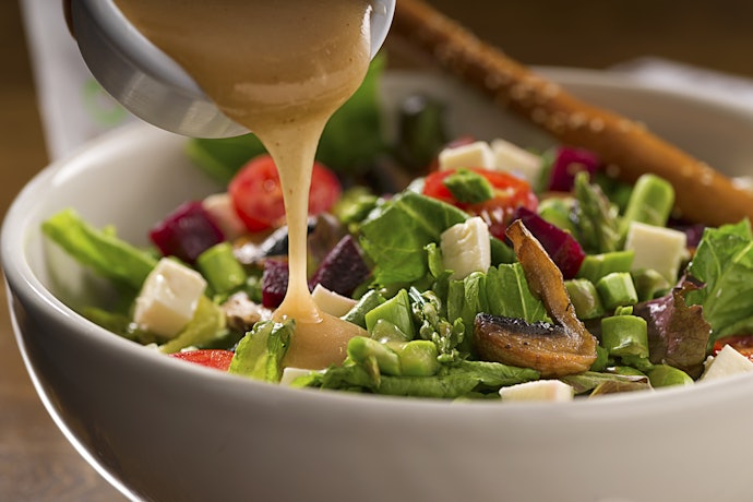 Choose a Style of Dressing to Compliment Your Salad : A Simple Vinaigrette Is Ideal for Green Salad, While Balsamic Dressing Suits Mediterranean Cuisine