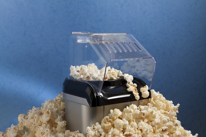 Look For a Popcorn Maker With a Lid to Avoid Mess