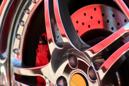 Avoid Snow Chains That Use Nylon Ribbons if You Have Steel or Iron Hubcaps