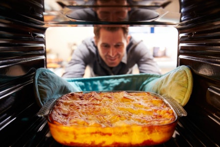 Opt For Attached Double Oven Gloves to Avoid One Getting Lost