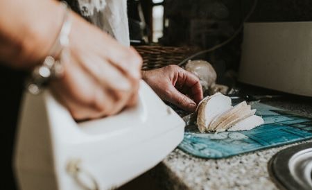 Electric Knives Are a Must-Buy for Fans of Kitchen Gadgets