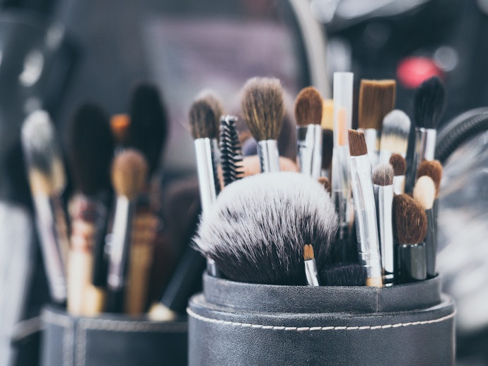 Look For Holders With Lids to Keep Your Brushes Clean, Especially for Travel
