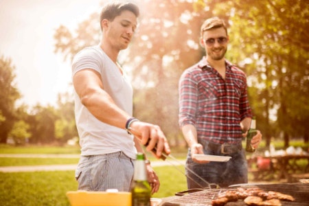 Look For Wooden or Plastic Handles With a 30cm Length or More to Protect Your Hands From High Temperatures