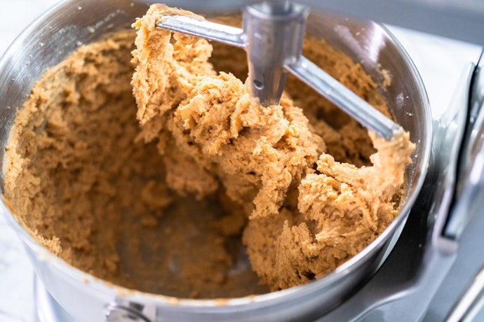Pick Attachments That Suit Your Needs: A Dough Hook Is Ideal for Kneading Bread, a Whisk Is Better for Beating Eggs