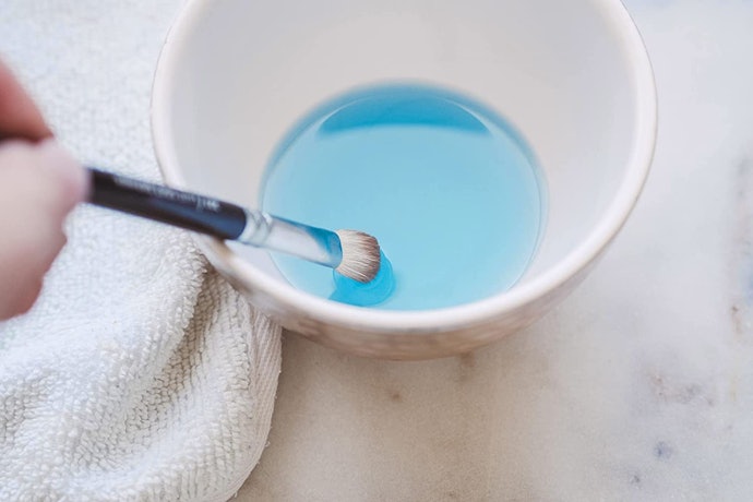 Weigh Up the Benefits of Liquid, Handheld and Electric Cleaners Based on Convenience and Makeup Usage
