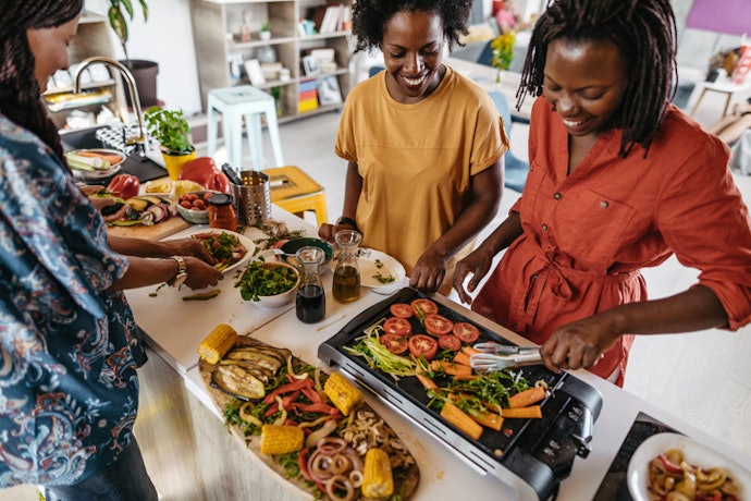 Look For an Electric Grill With Removable and Dishwasher-Safe Plates to Make Clean-up Easy
