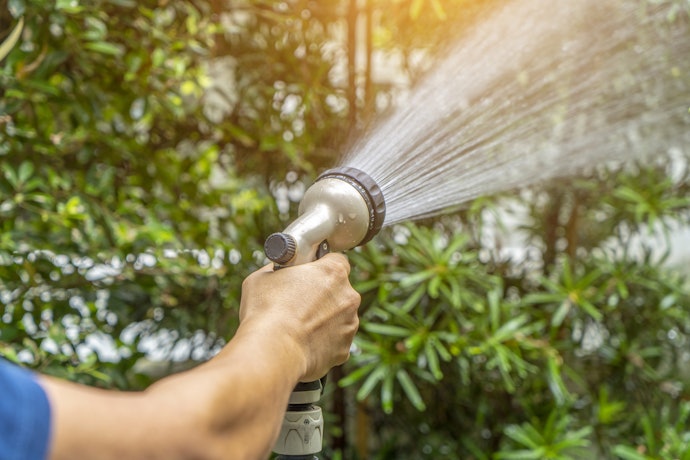 Choose the Material of Your Hose Gun Carefully: Plastic Is Lightweight and Metal Is Long Lasting, While Hybrid Versions Offer Both