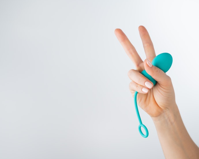Choose Non-toxic Materials Such as Glass, Metal or Medical-Grade Silicone and Pair the Weights With an Appropriate Lubricant