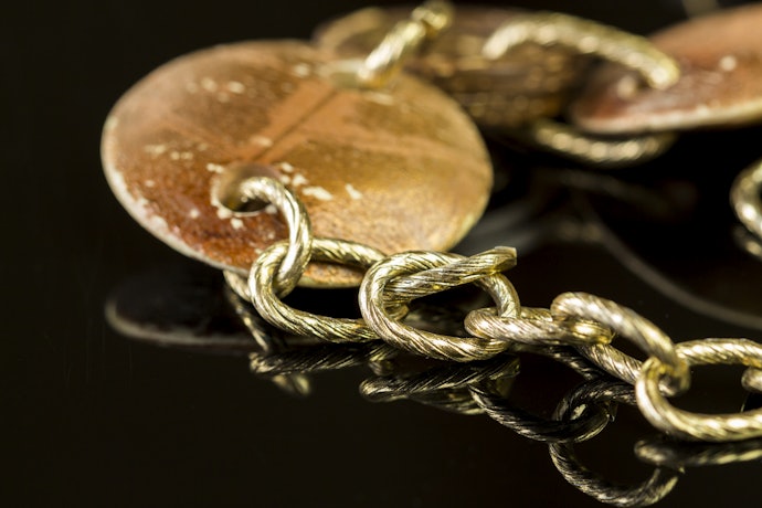 Select a Suitable Necklace Material, Especially If the Wearer’s Skin Is Sensitive