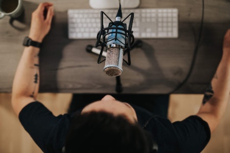 Choose a USB Microphone With Direct Monitoring for Live Recording and Podcasts
