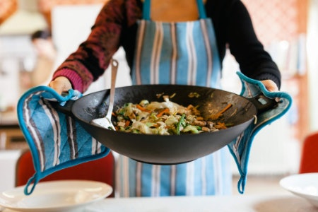 Consider the Size of Your Wok: A 24 cm Wok Is Ideal for Two Servings, a 36 cm Wok Is Better for Batch Cooking and Families