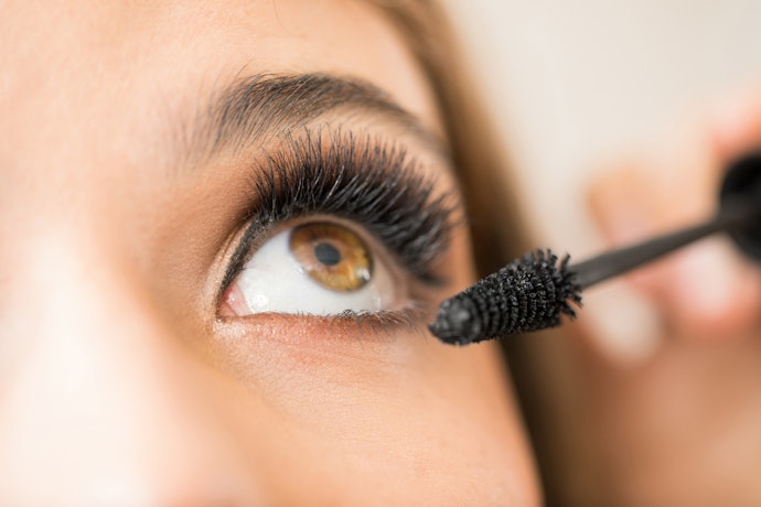 Choose an Applicator Wand With Fuzzy Bristles to Evenly Coat Lashes