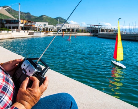 2.4 GHz Allows for RC Boat Catch-Ups Without the Risk of Radio Interference