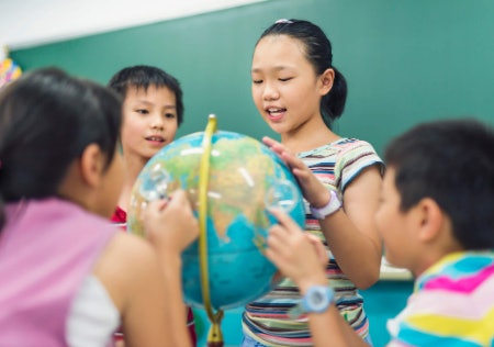 Decide Between an Educational or a Traditional Globe