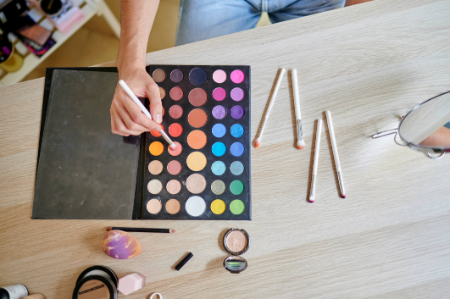 Opt For a Palette With 10+ Shades for Creative Freedom or 4-6 Complementary Shades if You’re a Beginner