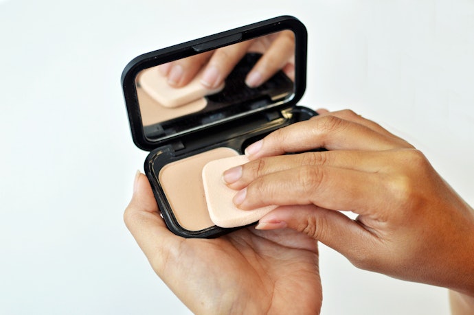 Choose a Loose Powder to Absorb Excess Oil, or a Pressed Powder Compact for Convenience