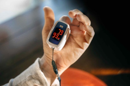 Choose an Oximeter That Weighs Under 40g and Comes With a Lanyard or Travel Pouch for Portability
