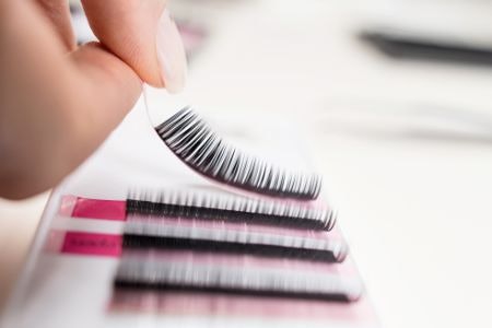 Check Which Material Your False Lashes Are Made From — Faux Mink Is More Flexible Than Standard Synthetics