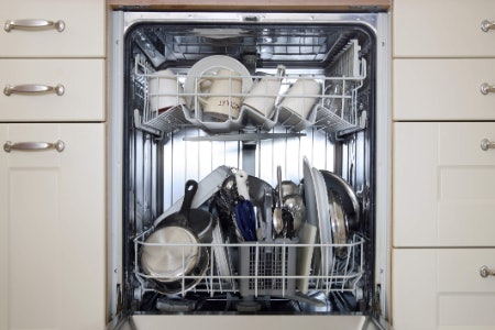 To Reduce Cleanup Time, Opt For a Dishwasher-Safe Cake Carrier
