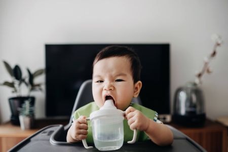 Transition, Sippy Cup or Bottle? Choose a Cup Style Suitable for Your Child's Age