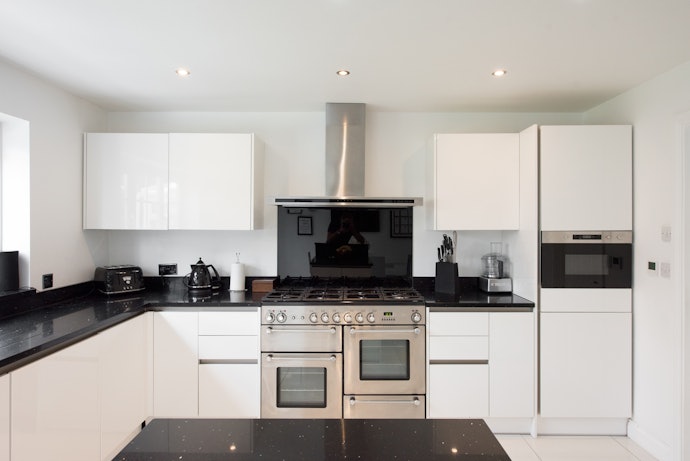 Choose an Electric Range Cooker With Sleek Lines for a Modern Kitchen, and Pastel Hues for a Country Style Kitchen