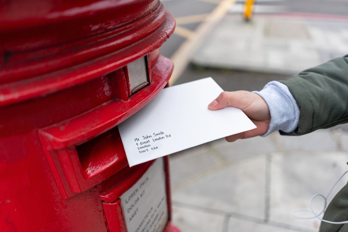 Decide Between the Postal System, E-Cards, and Scheduled Services Depending on How Organised You Are