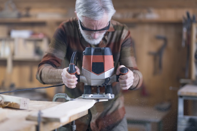 Choose Between a Fixed Base Router or a Plunge Router Depending on the Type of Work You Have In Mind