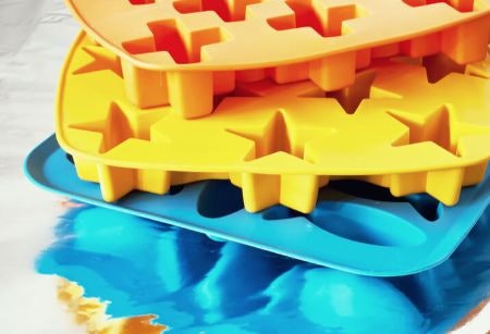 Silicone Ice Cube Trays: Super Flexible and Long-Lasting, But May Affect the Flavour of Your Ice
