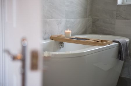 Sturdy Rubberwood Provides Resistance Against Drips and Splashes