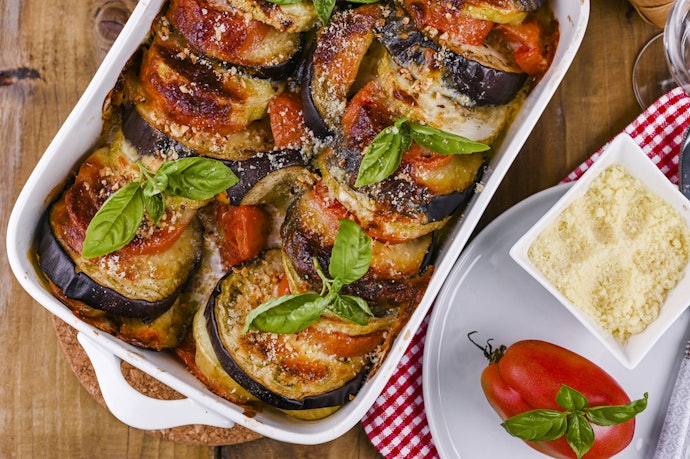 Avoid Any Chance of a Metallic Taste With a Ceramic or Glass Tray