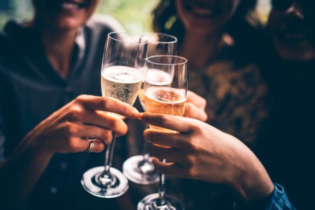 A Classic Flute Helps to Preserve the Bubbles