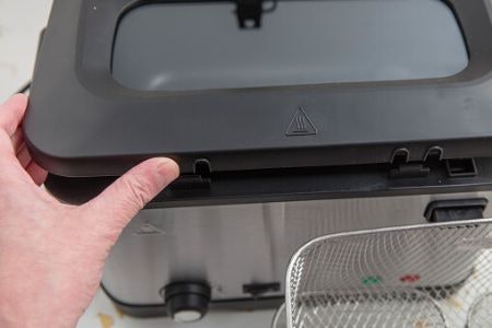 A Lockable Lid Can Help to Prevent Oil From Escaping