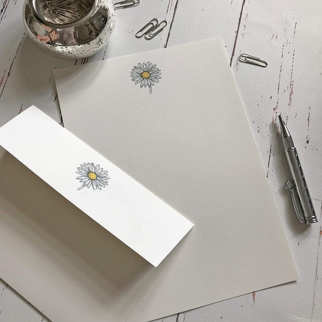 Writing Paper Gift Set With a Daisy Illustration 2