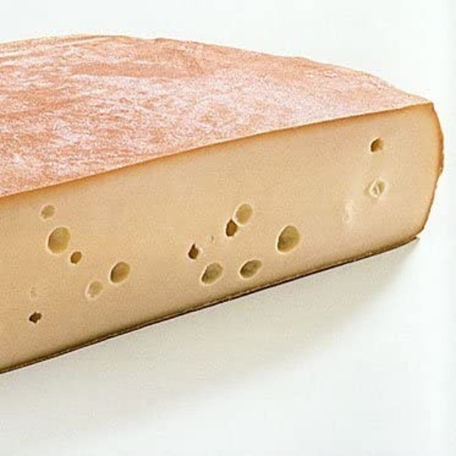 10 Best French Cheeses in the UK 2024 (Paxton & Whitfield, Pié d'Angloys and More) 3