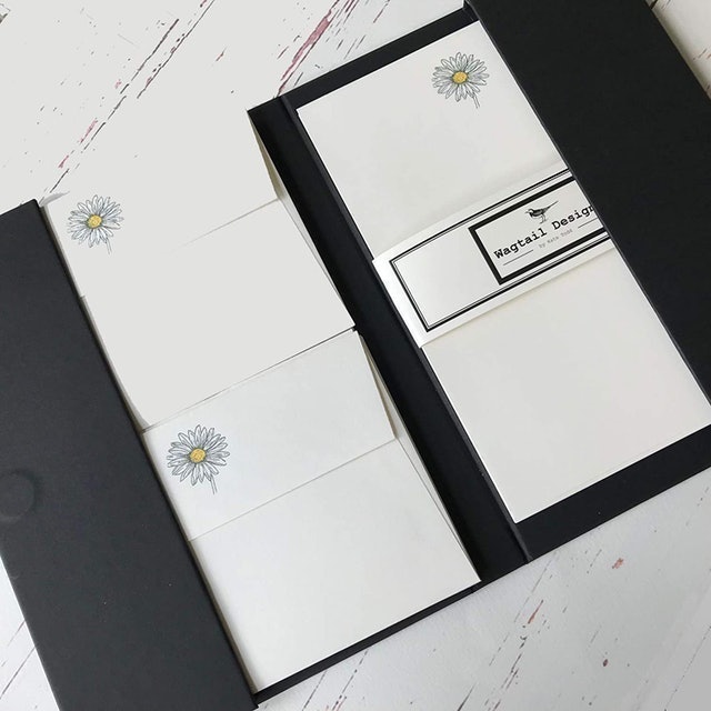 Writing Paper Gift Set With a Daisy Illustration 1