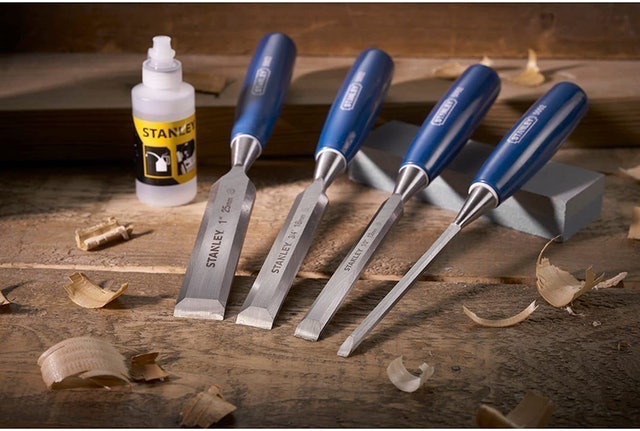 Bevel Edge Chisel Set and Oilstone 3