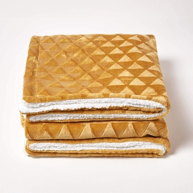 10 Best Sofa Throws UK 2024 | John Lewis, HOMESCAPES and More 2