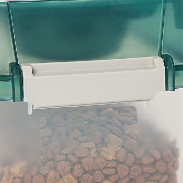 Elevated Feeder With Airtight Storage 2
