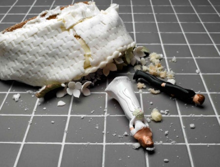 Protect Your Cake From Damage With a Topper That’s No Wider Than the Cake’s Top Tier