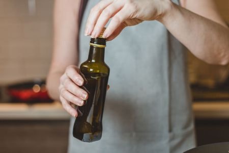 Dark Containers Protect Olive Oil from Light