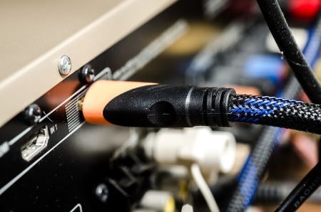 Check Whether It Needs to Be Connected via HDMI or USB Port