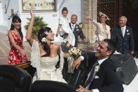 If You're a General Guest, Follow Wedding Etiquette and Avoid Outshining Your Hosts